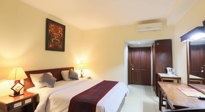 Reddoorz @ Raya Kuta Hotel Кута Екстериор снимка