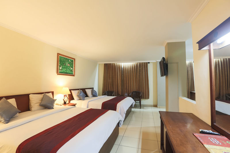 Reddoorz @ Raya Kuta Hotel Кута Екстериор снимка