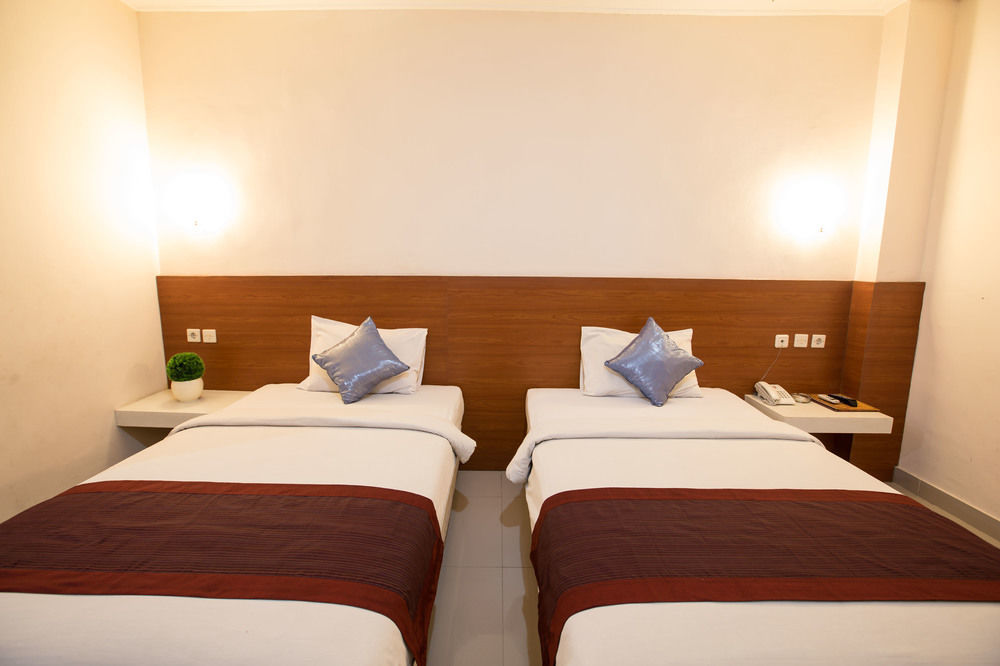 Reddoorz @ Raya Kuta Hotel Кута Екстериор снимка