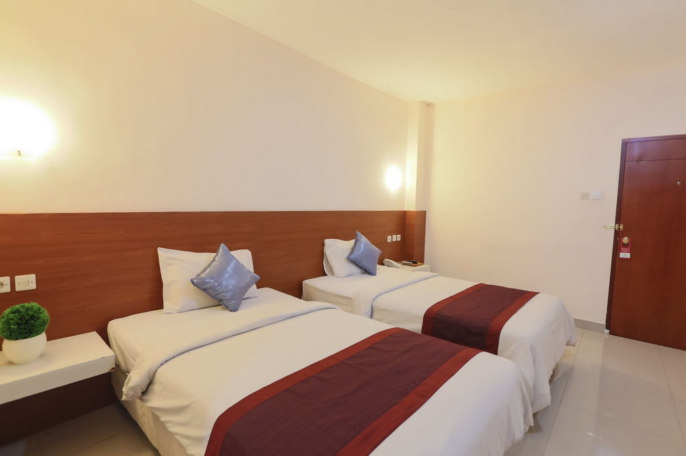 Reddoorz @ Raya Kuta Hotel Кута Екстериор снимка