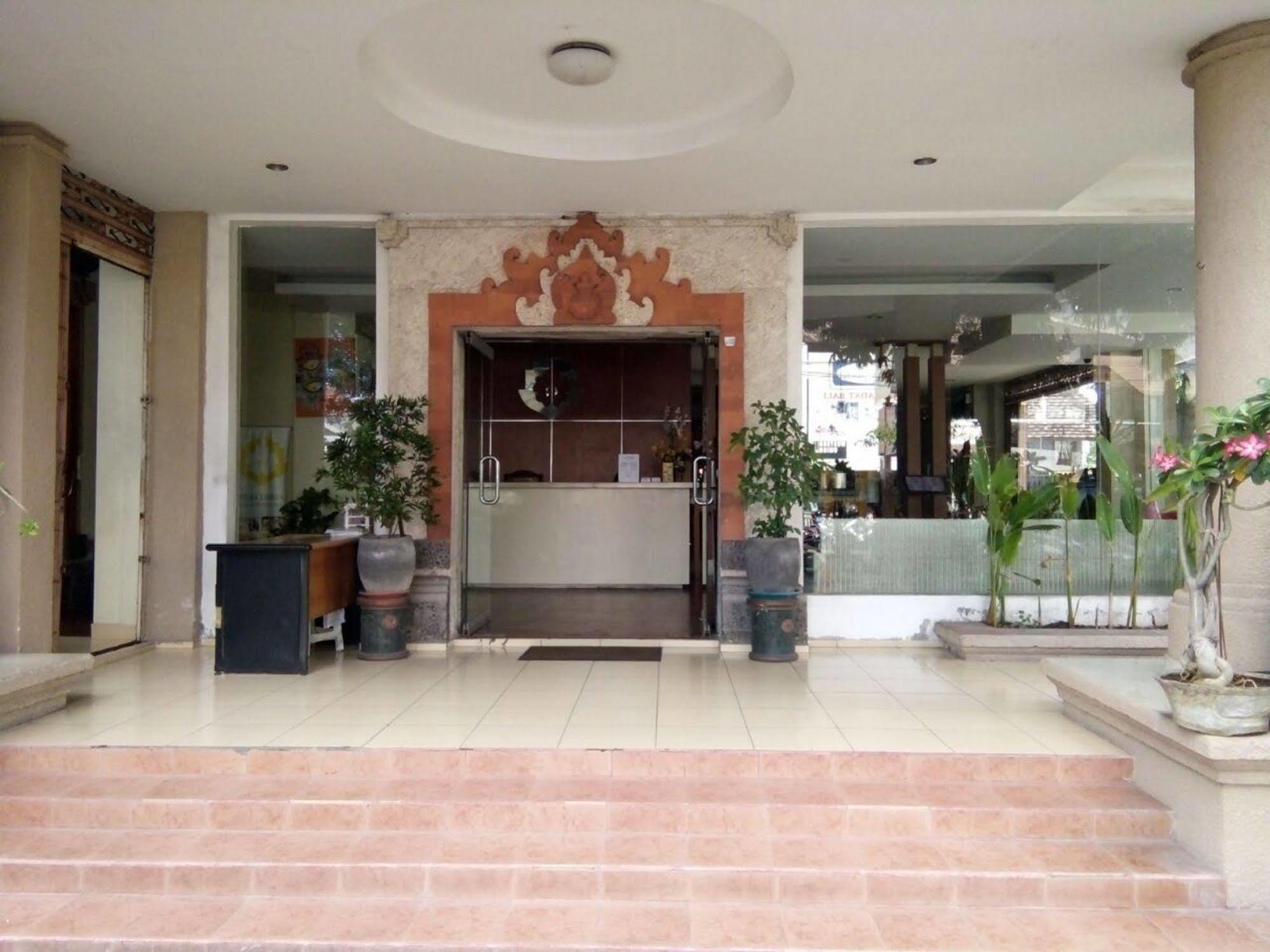 Reddoorz @ Raya Kuta Hotel Кута Екстериор снимка