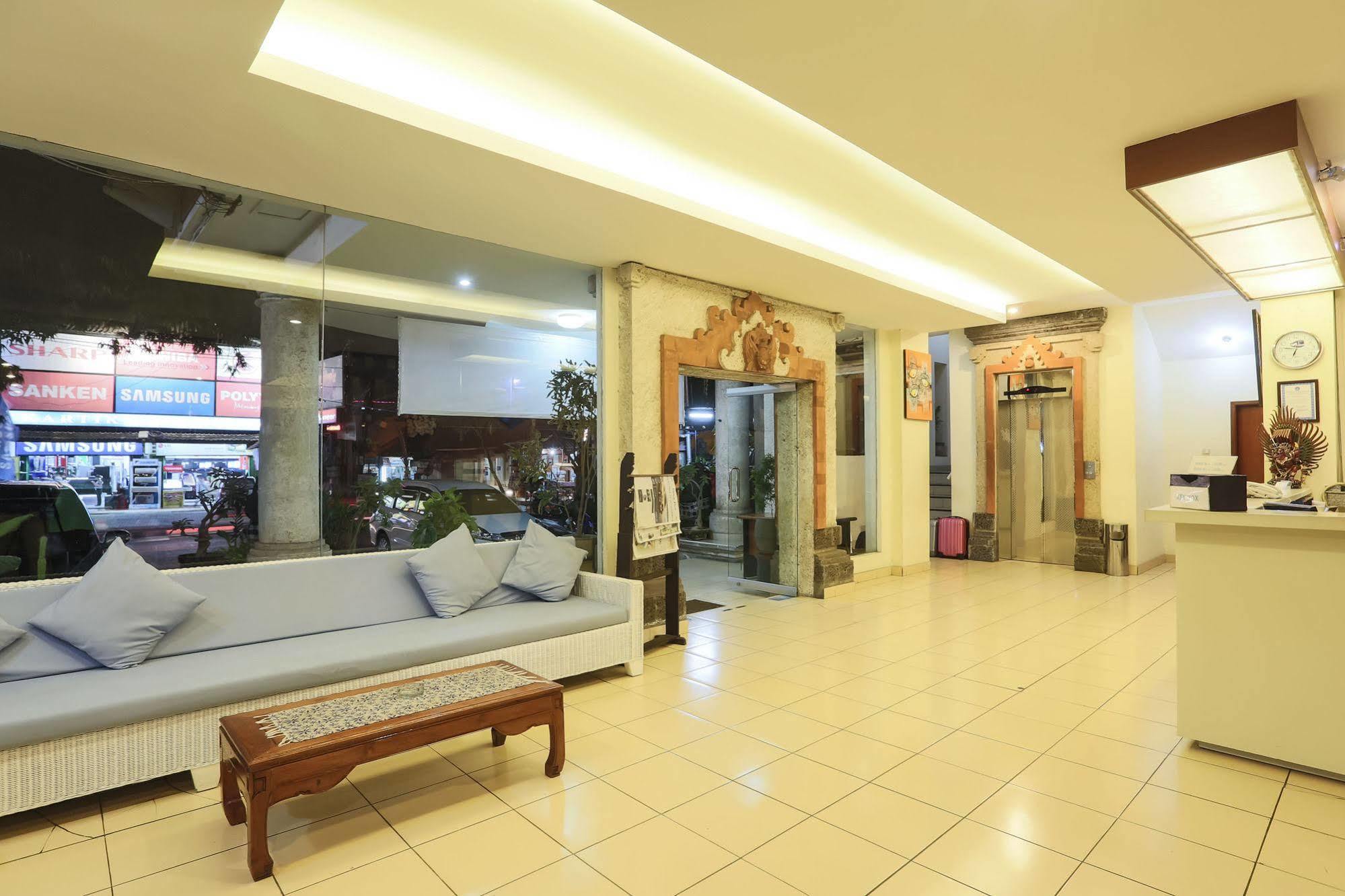 Reddoorz @ Raya Kuta Hotel Кута Екстериор снимка