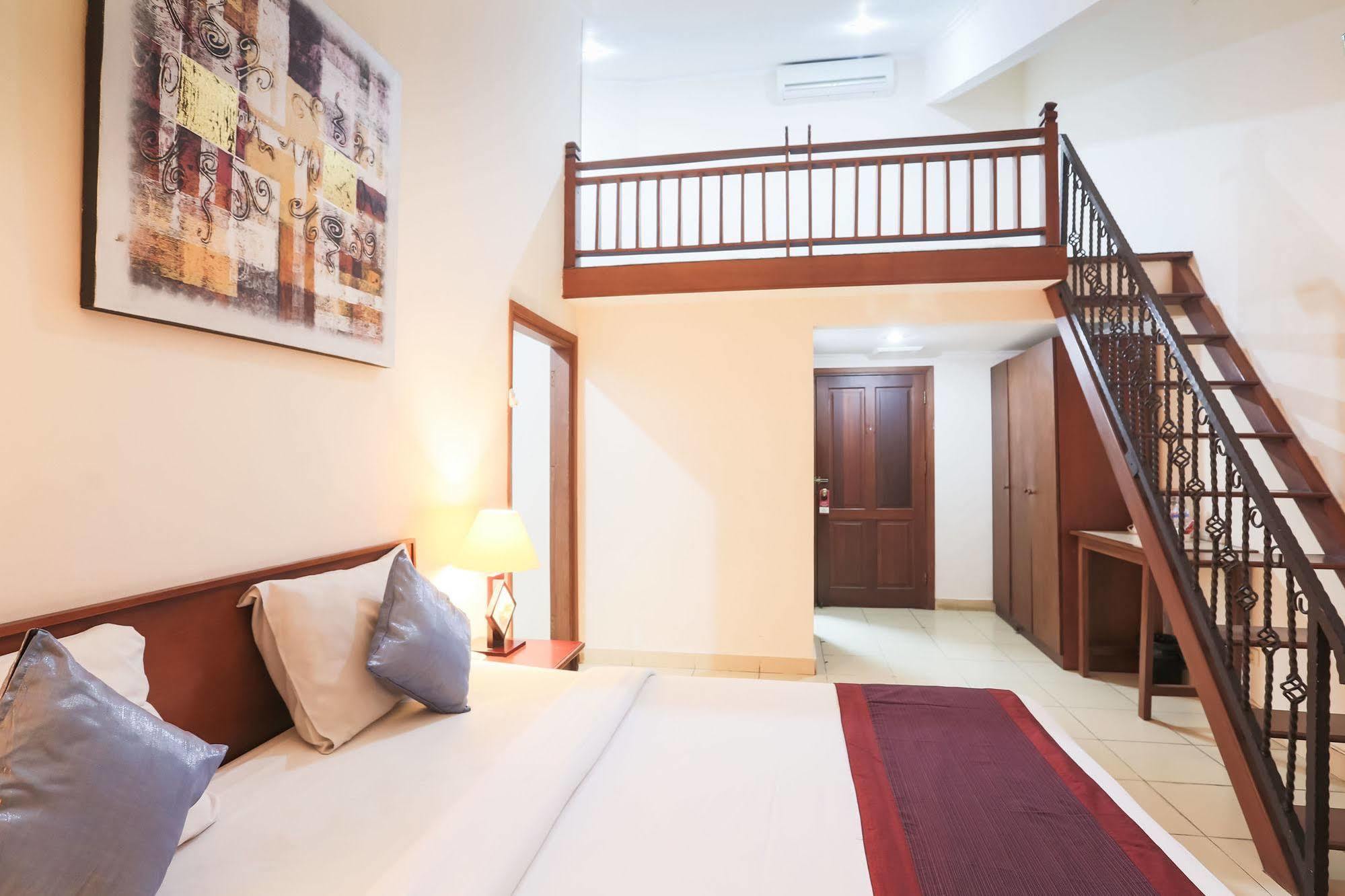 Reddoorz @ Raya Kuta Hotel Кута Екстериор снимка