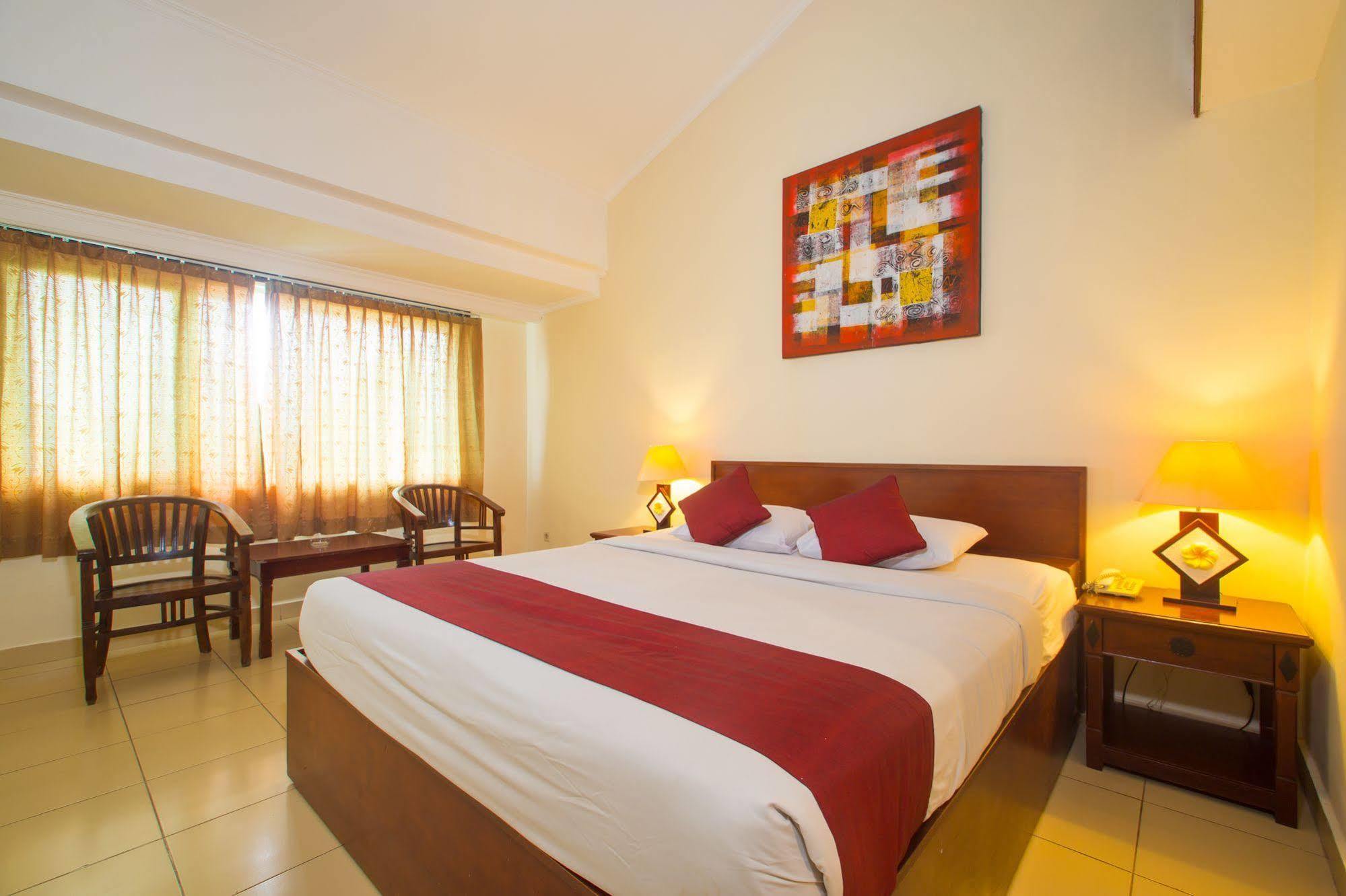 Reddoorz @ Raya Kuta Hotel Кута Екстериор снимка