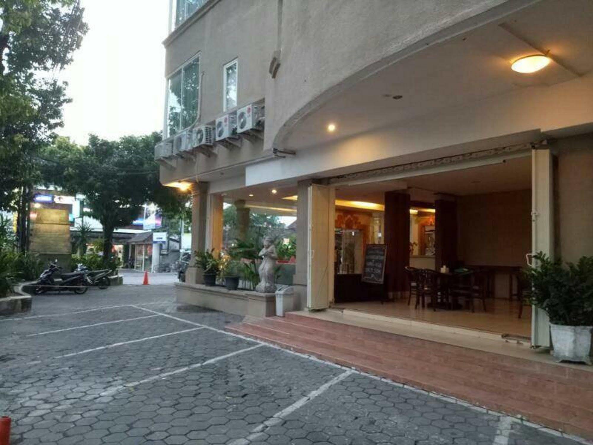 Reddoorz @ Raya Kuta Hotel Кута Екстериор снимка