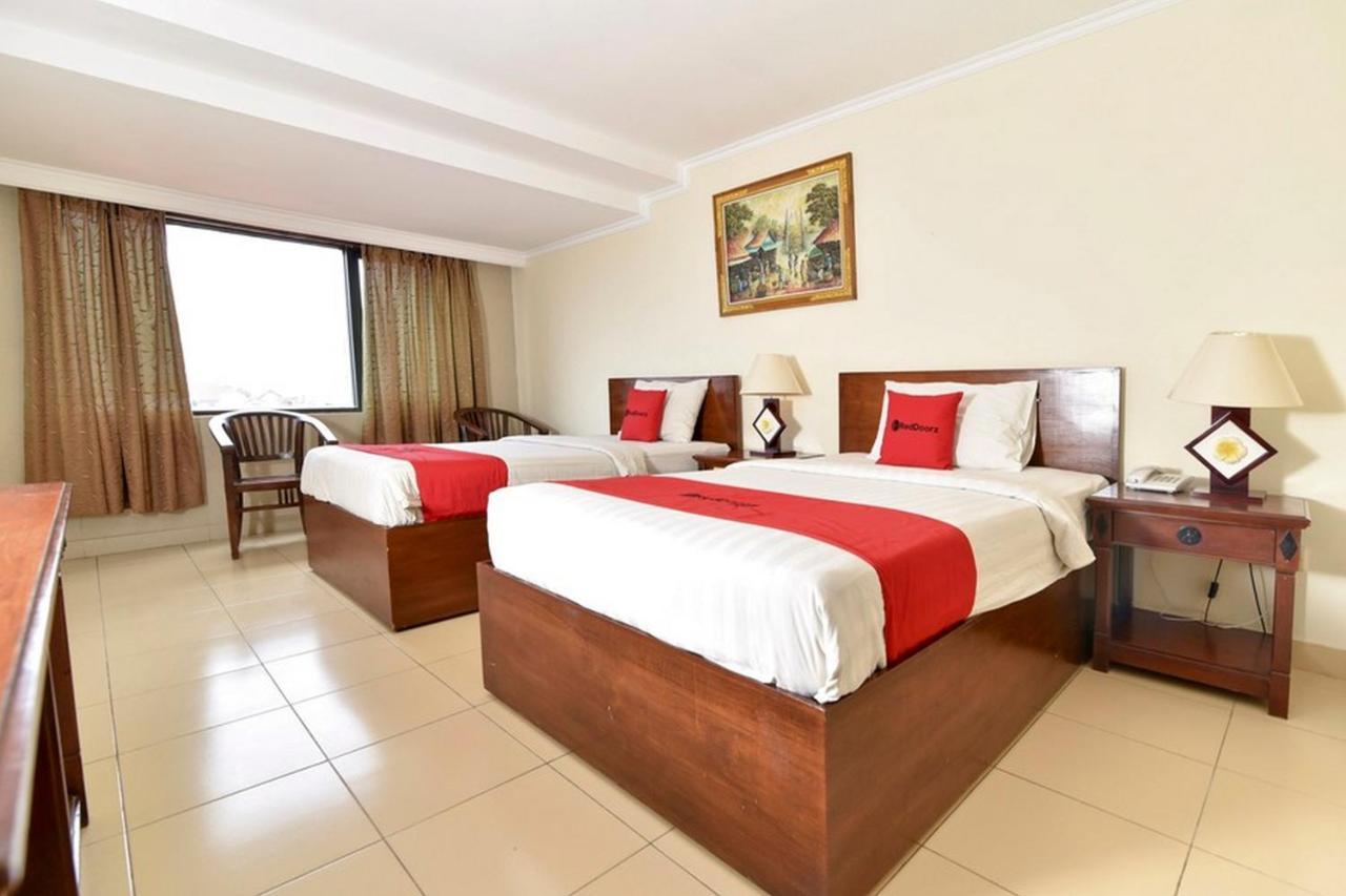 Reddoorz @ Raya Kuta Hotel Кута Екстериор снимка