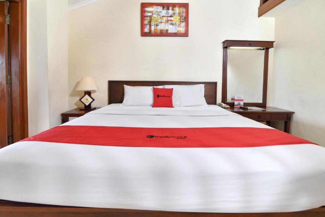 Reddoorz @ Raya Kuta Hotel Кута Екстериор снимка