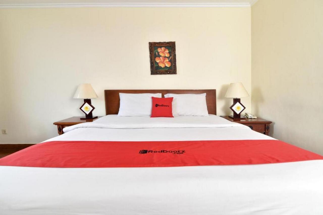 Reddoorz @ Raya Kuta Hotel Кута Екстериор снимка