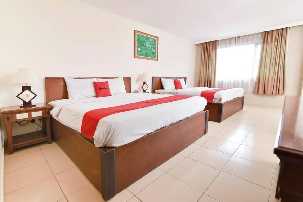 Reddoorz @ Raya Kuta Hotel Кута Екстериор снимка