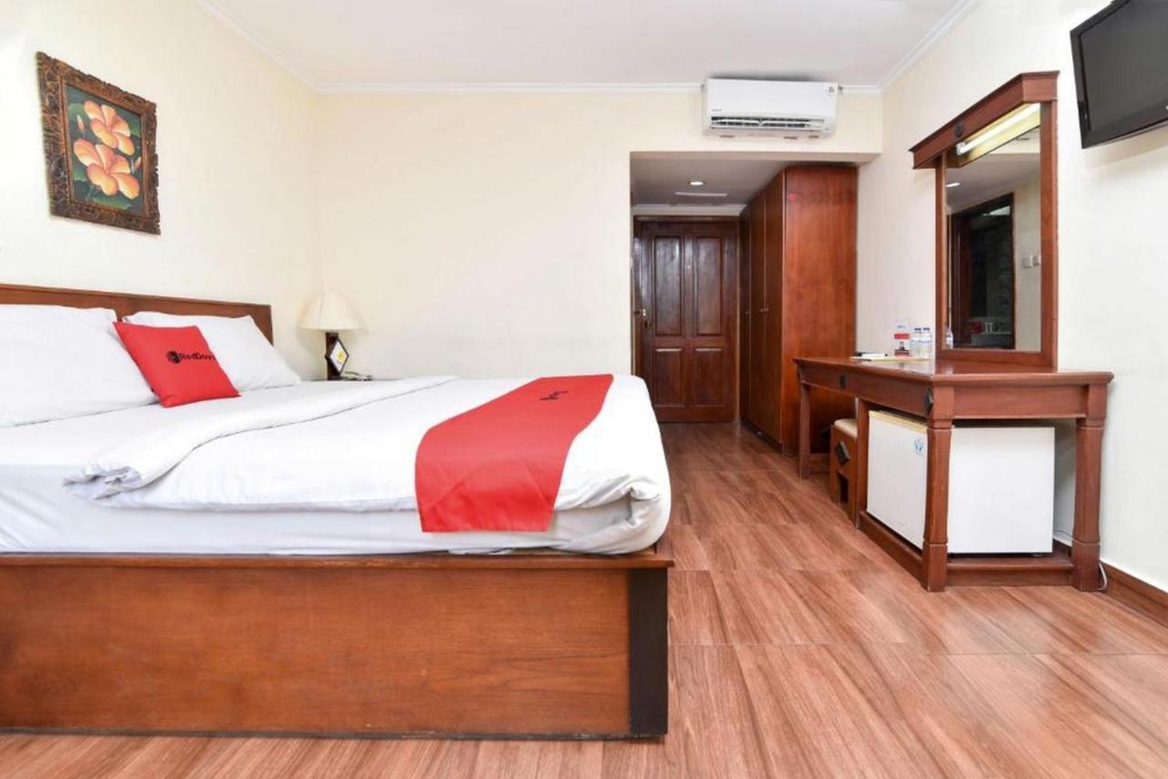 Reddoorz @ Raya Kuta Hotel Кута Екстериор снимка