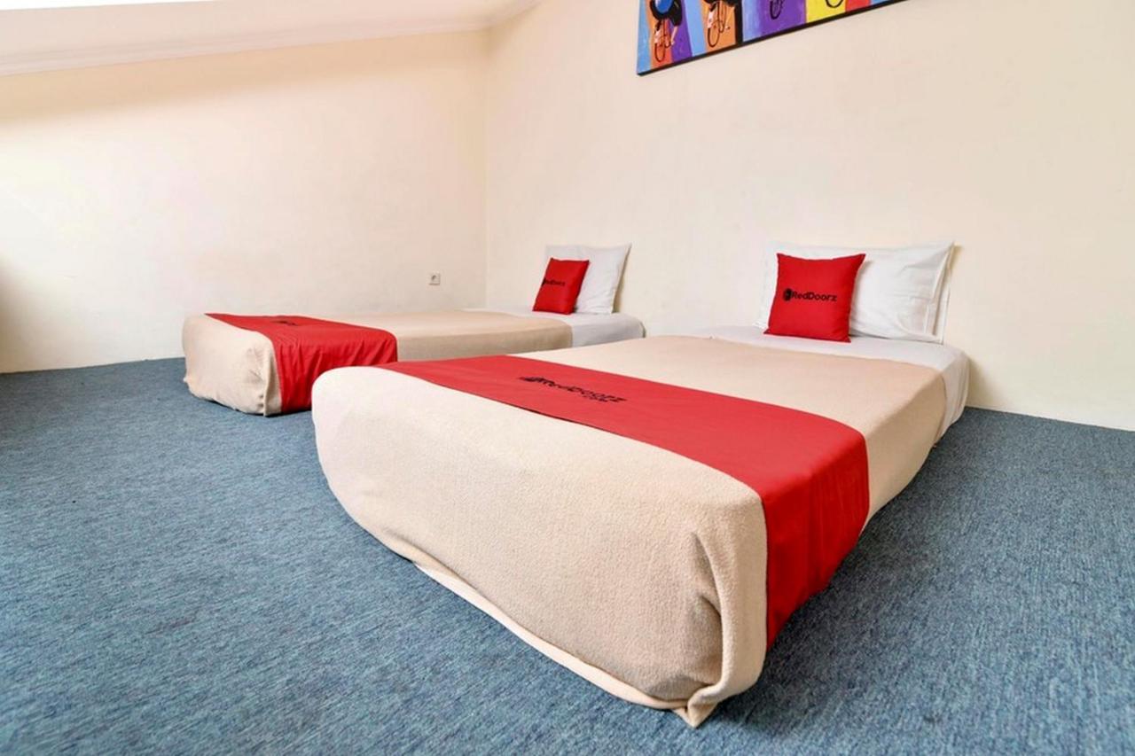 Reddoorz @ Raya Kuta Hotel Кута Екстериор снимка