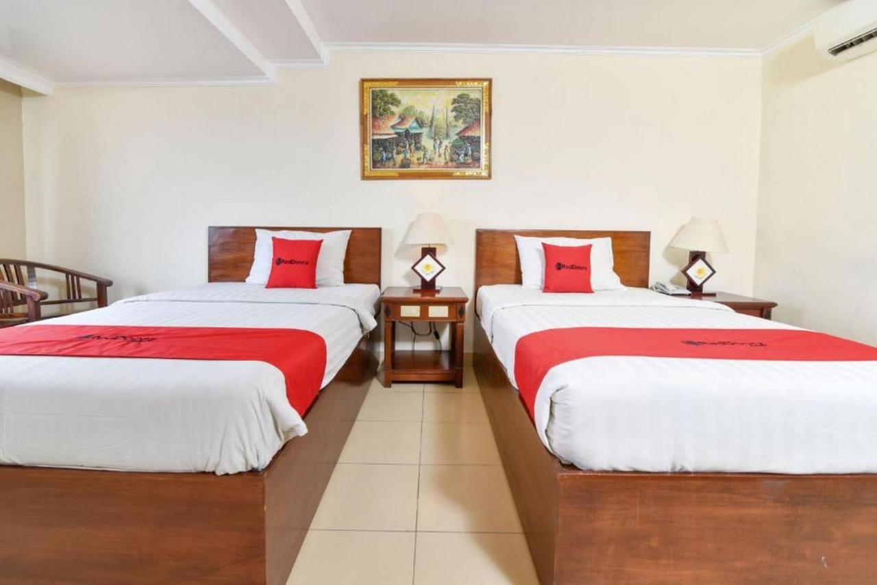 Reddoorz @ Raya Kuta Hotel Кута Екстериор снимка