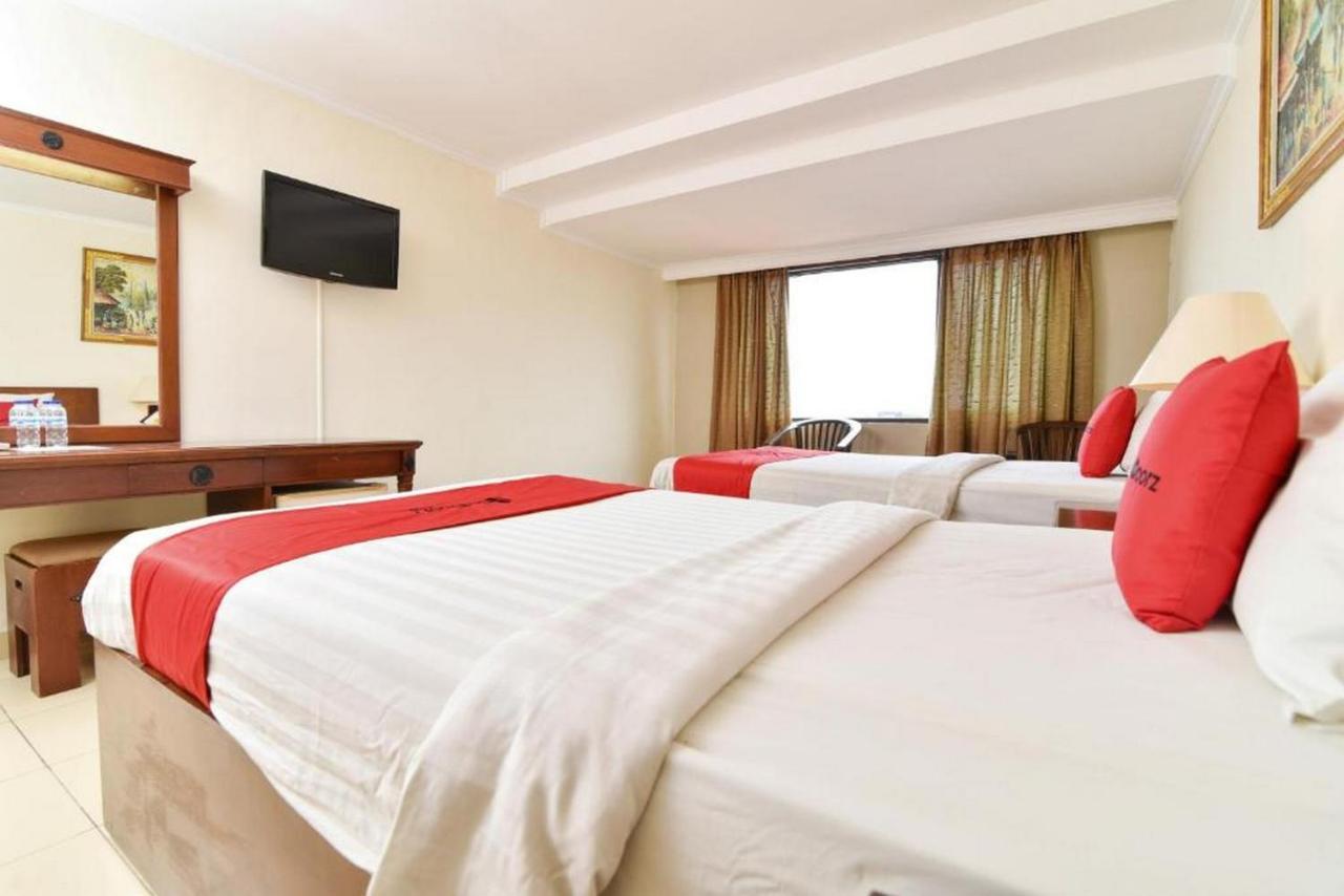 Reddoorz @ Raya Kuta Hotel Кута Екстериор снимка