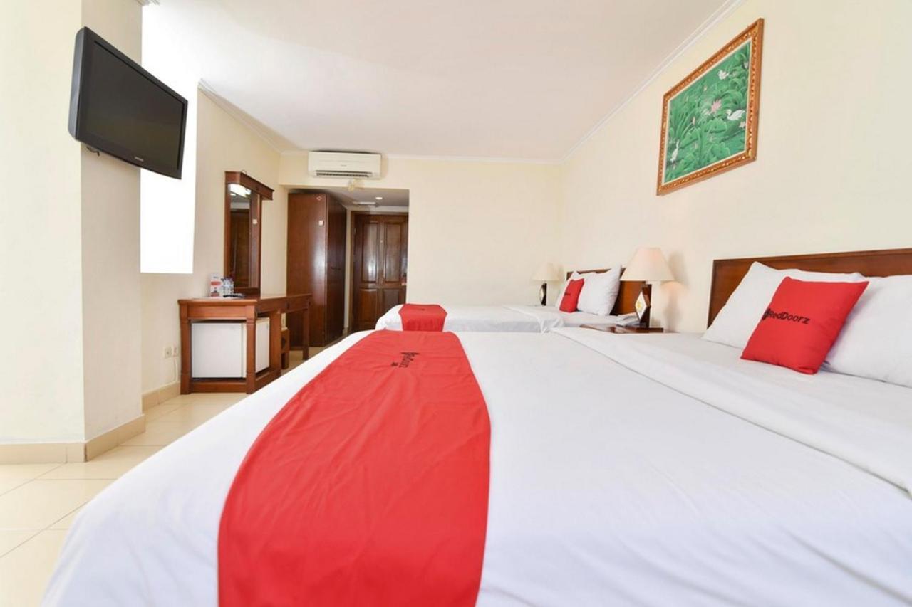 Reddoorz @ Raya Kuta Hotel Кута Екстериор снимка